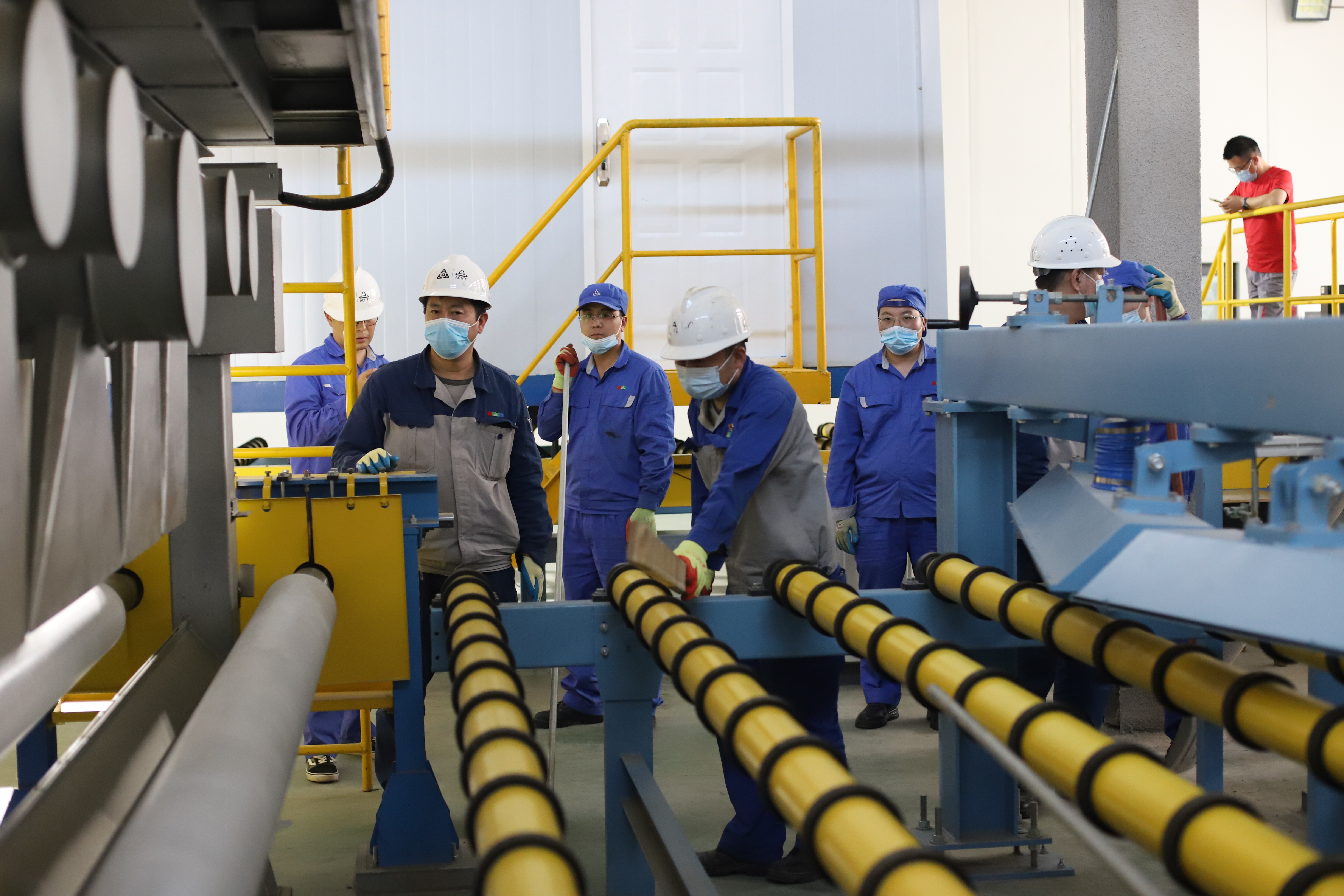 焦作3044am永利官网新材料有限公司玻璃生产线引头子成功