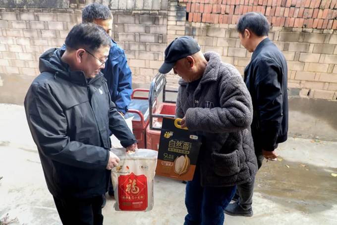 3044am永利官网到“第一书记”驻村点开展重阳节慰问活动